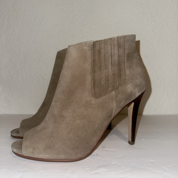Halogen | Camden Suede Peep Toe Bootie in Taupe size 9 - Picture 1 of 8